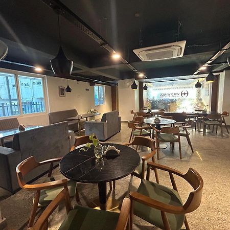Wild Wings Premium Hotel Hyderabad Exterior foto