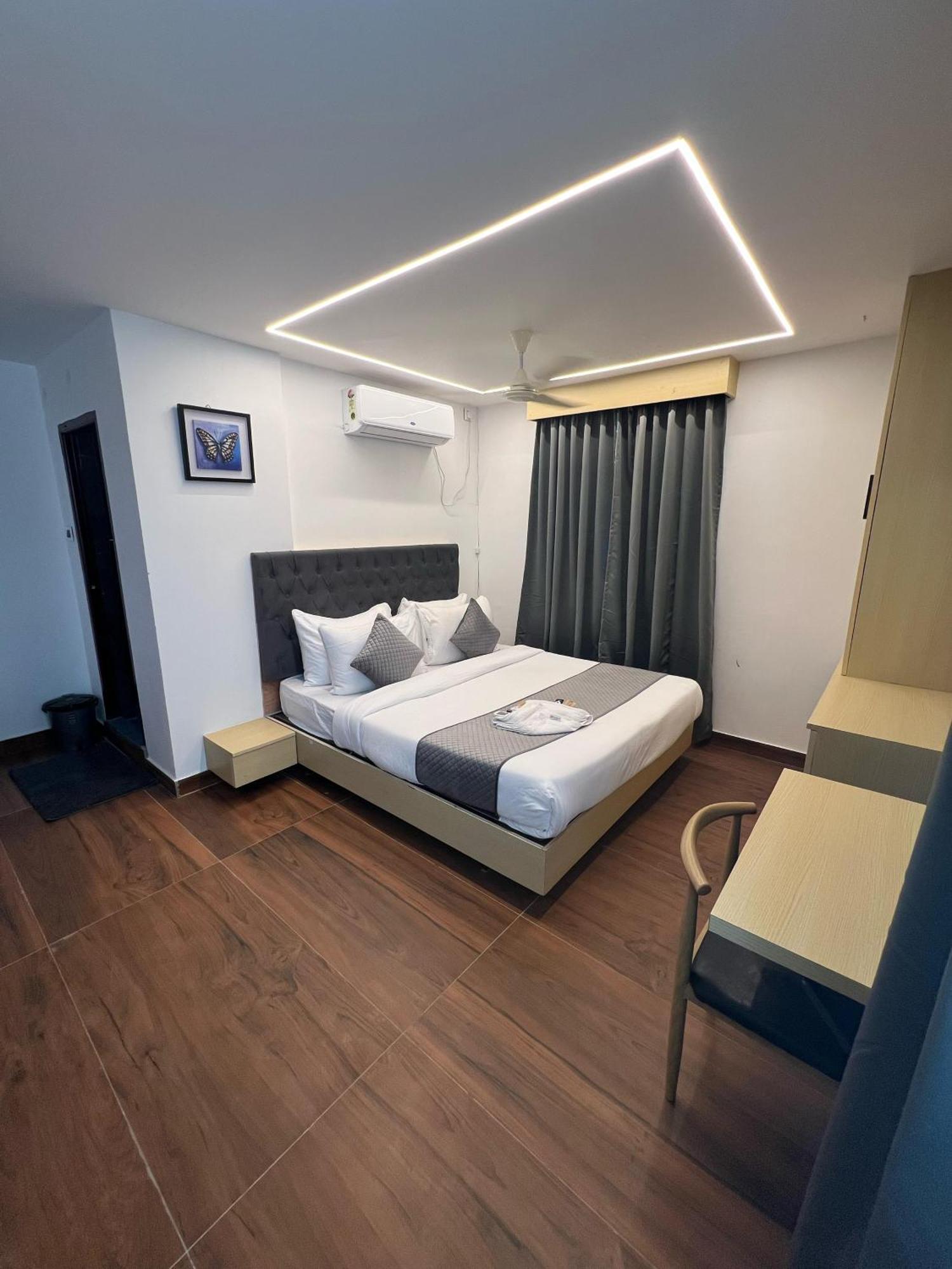Wild Wings Premium Hotel Hyderabad Exterior foto