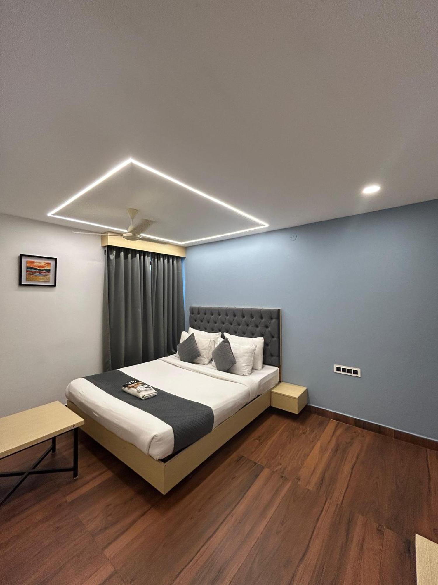 Wild Wings Premium Hotel Hyderabad Exterior foto
