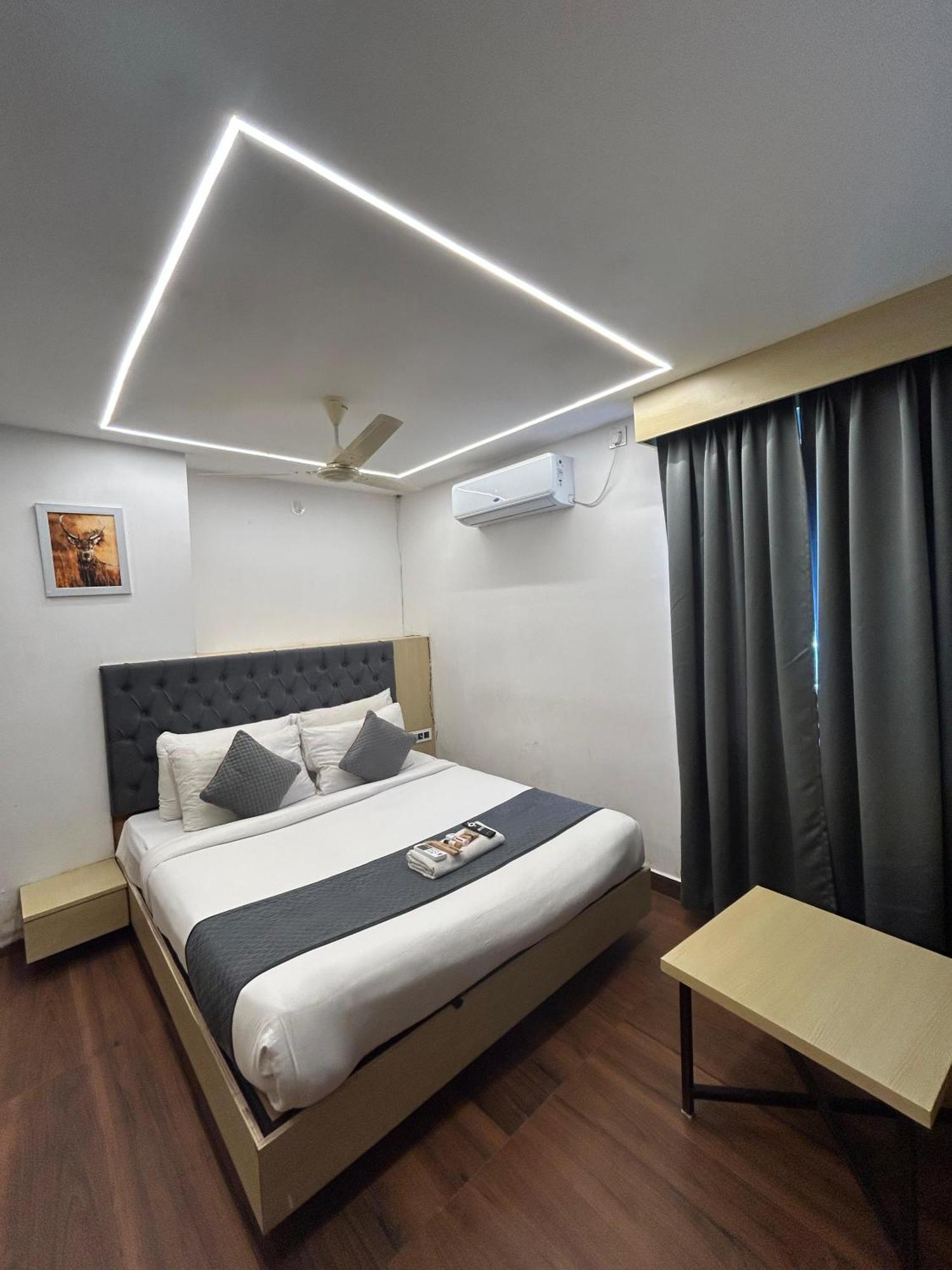 Wild Wings Premium Hotel Hyderabad Exterior foto
