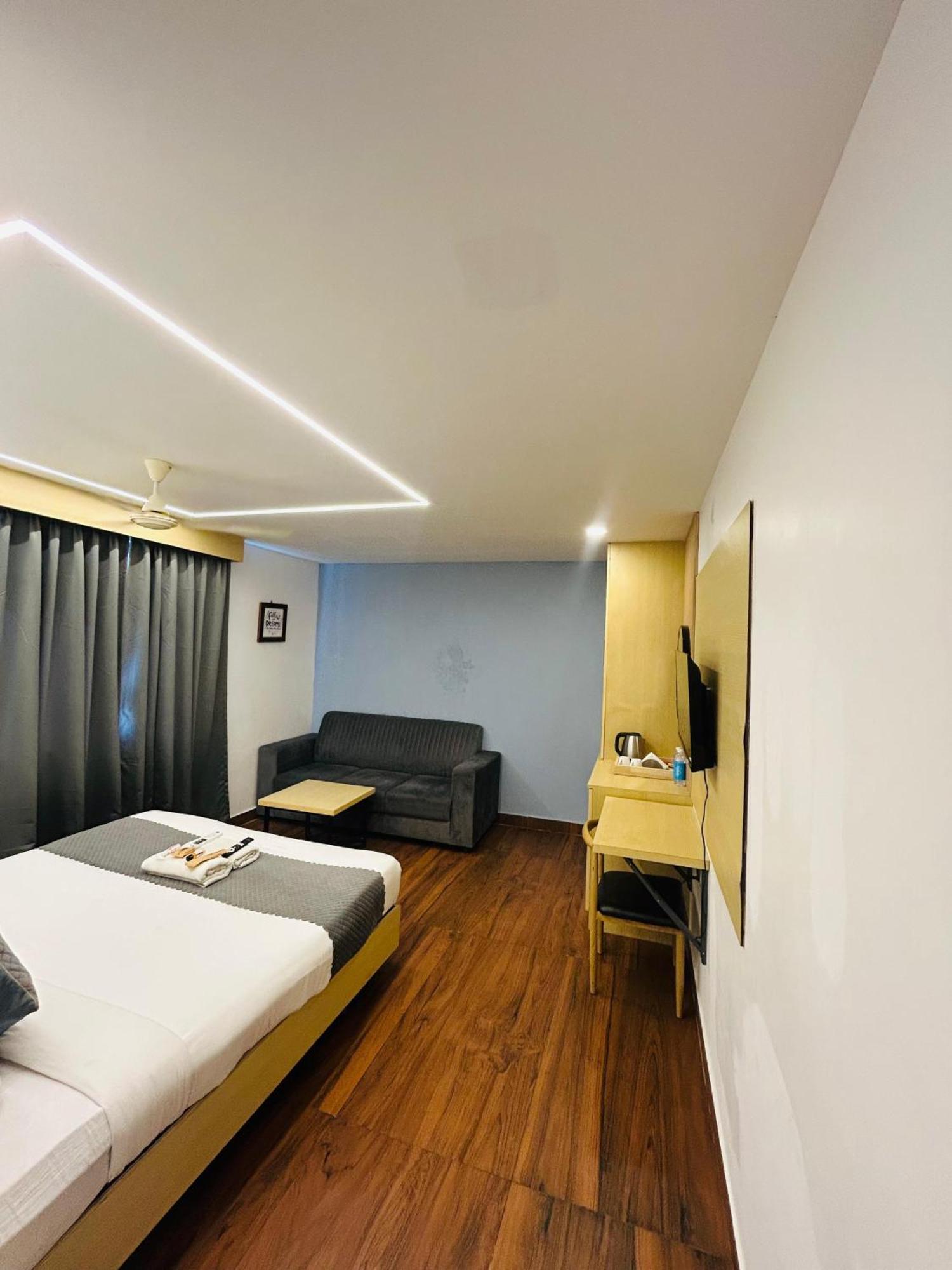 Wild Wings Premium Hotel Hyderabad Exterior foto