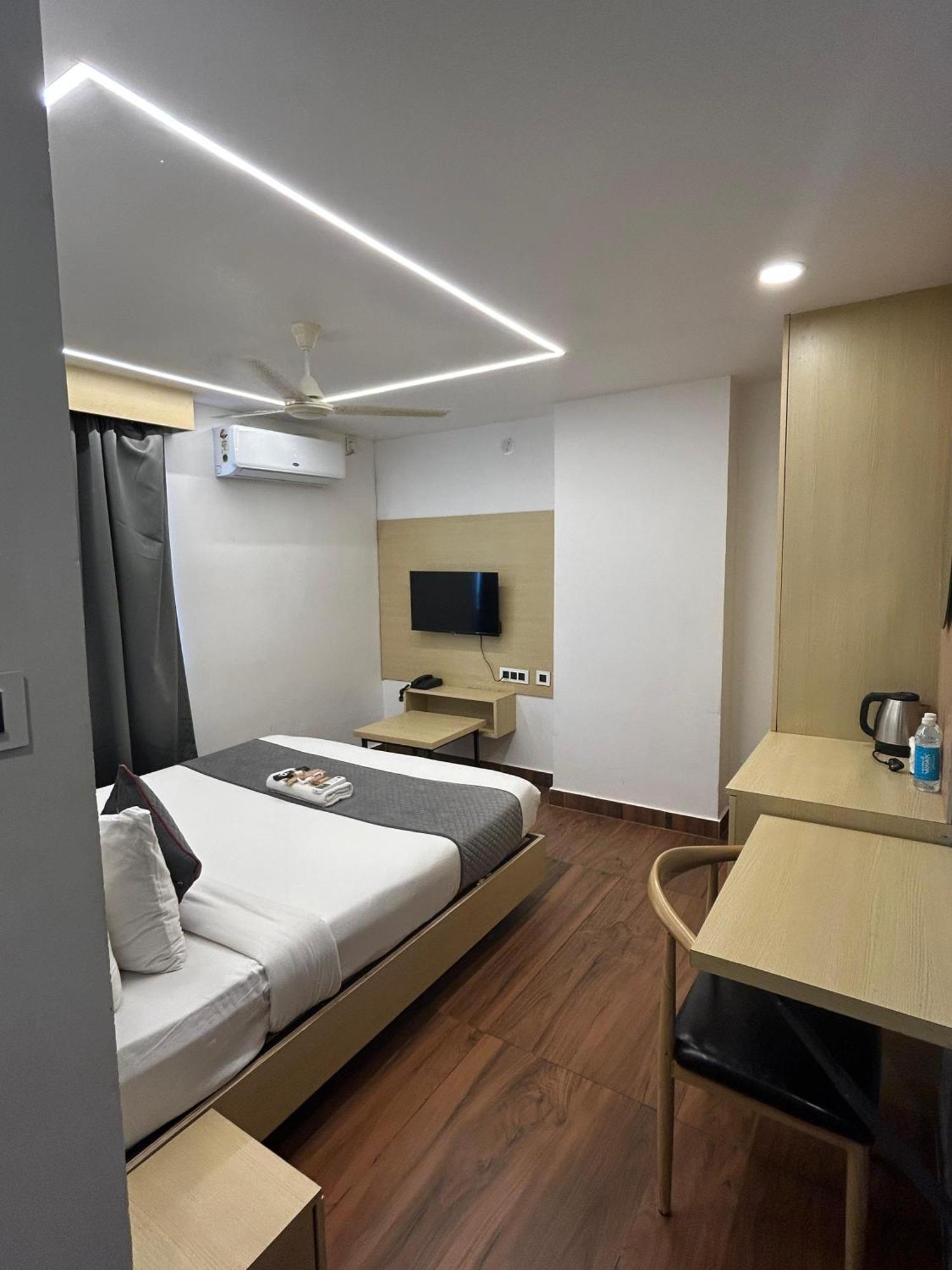 Wild Wings Premium Hotel Hyderabad Exterior foto