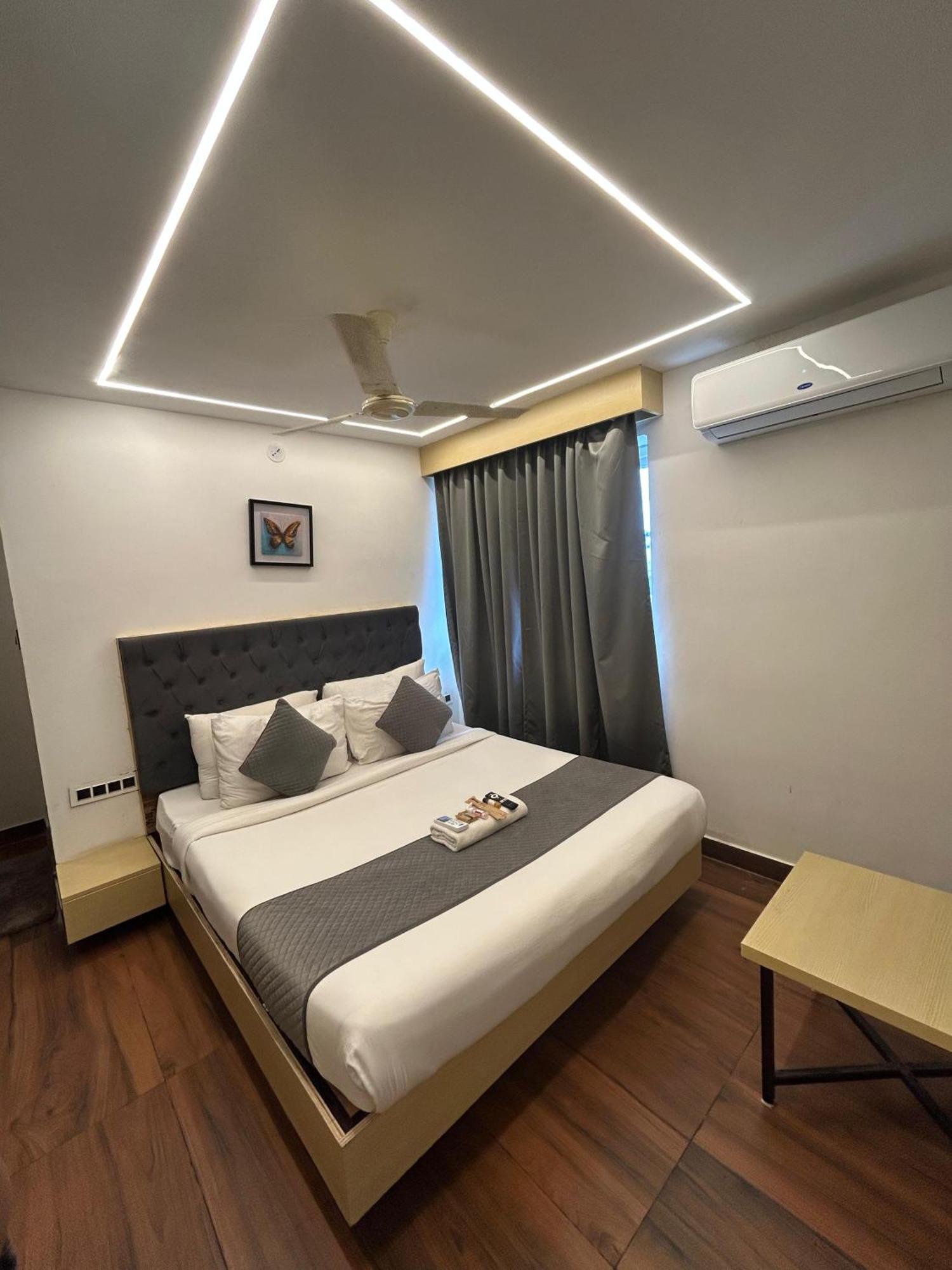 Wild Wings Premium Hotel Hyderabad Exterior foto