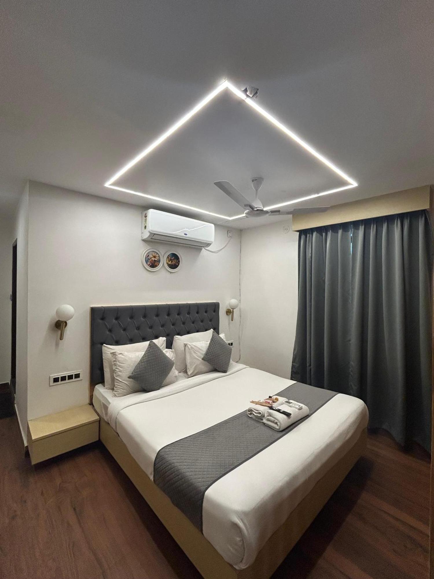 Wild Wings Premium Hotel Hyderabad Exterior foto